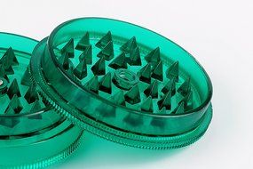 3-Part Acrylic Grinder with Magnet Solid Colored Cover (Green) N16