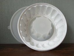 VINTAGE Tupperware Green Jello Mold with Lid -- as shown N2