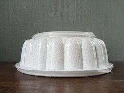 VINTAGE Tupperware Green Jello Mold with Lid -- as shown N4