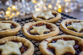 Master Class Crusty Bake Mince Pie Shallow Tray, 6 cup KCMCCB59 N2