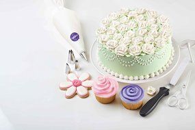 Wilton Decorator Preferred 48-Piece Buttercream Decorating Set N4