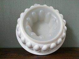 VINTAGE Tupperware Green Jello Mold with Lid -- as shown N5