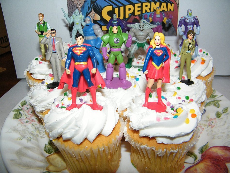 Superman Deluxe Cake Toppers Cupcake Decorations Set of 13 Figures with Supergirl, Clark Kent, Jimmy Olsen, Doomsday... N3