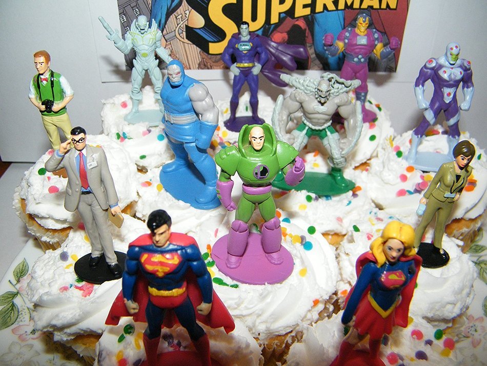 Superman Deluxe Cake Toppers Cupcake Decorations Set of 13 Figures with Supergirl, Clark Kent, Jimmy Olsen, Doomsday... N4