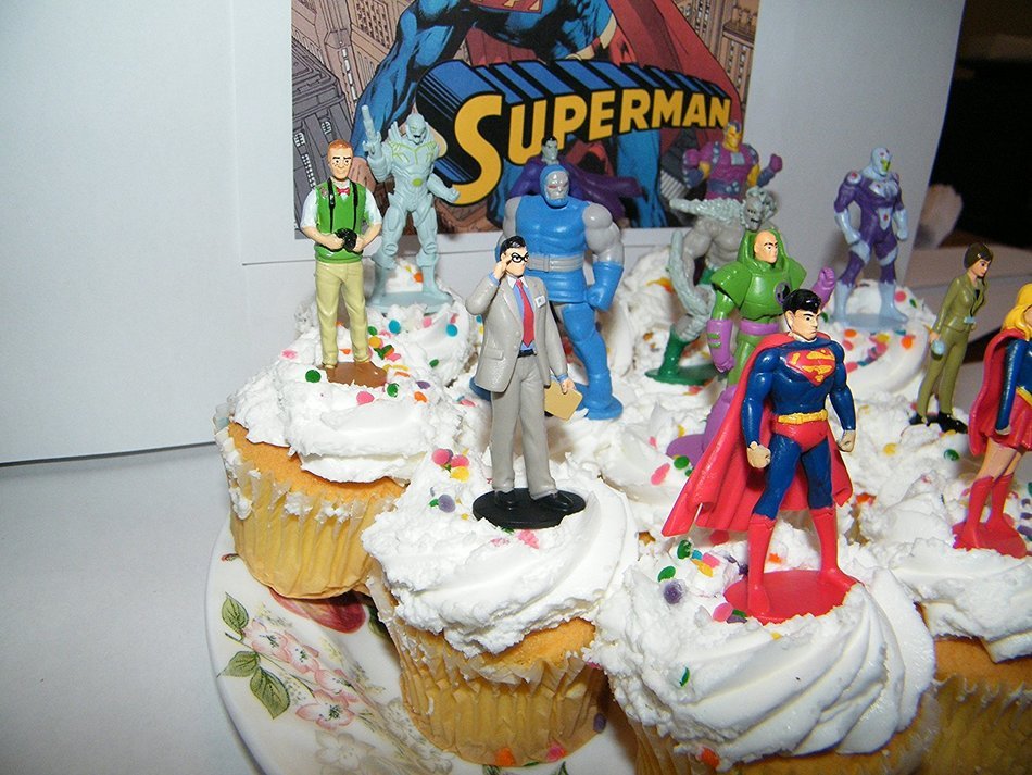 Superman Deluxe Cake Toppers Cupcake Decorations Set of 13 Figures with Supergirl, Clark Kent, Jimmy Olsen, Doomsday... N5