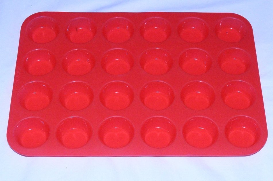 HI-BOOM 24 Cup Silicone Mini Muffin & Cupcake Non - Stick Baking Pans (RED) N2