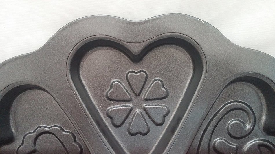 Wilton 6 Cavity Designer Heart Scalloped Cookie Pan N4