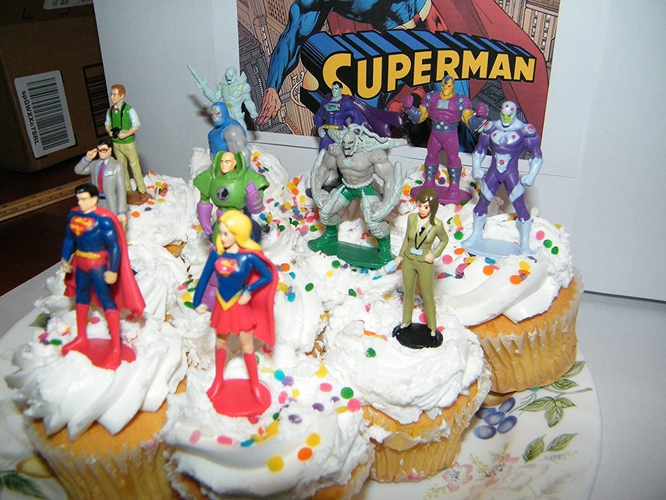 Superman Deluxe Cake Toppers Cupcake Decorations Set of 13 Figures with Supergirl, Clark Kent, Jimmy Olsen, Doomsday... N6