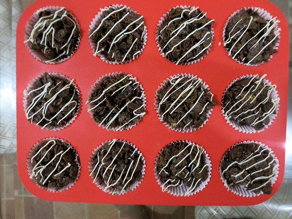 Elbee Silicone Deep Cup Muffin Pan, 12 Cup Muffin or Cupcake Mold / Baking Tray