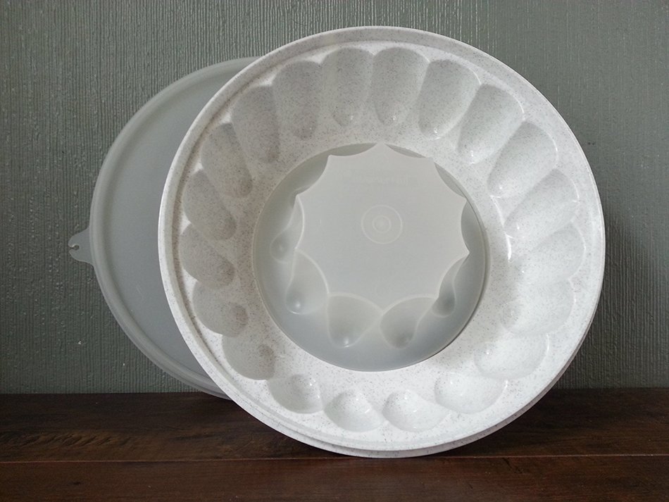 VINTAGE Tupperware Green Jello Mold with Lid -- as shown N2