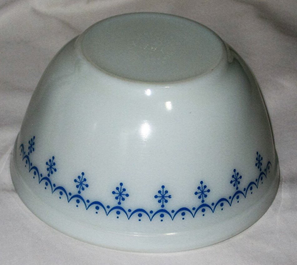 Vintage 1970's Pyrex Snowflake Blue 1 1/2 Quart Mixing Nest Batter Bowl 402