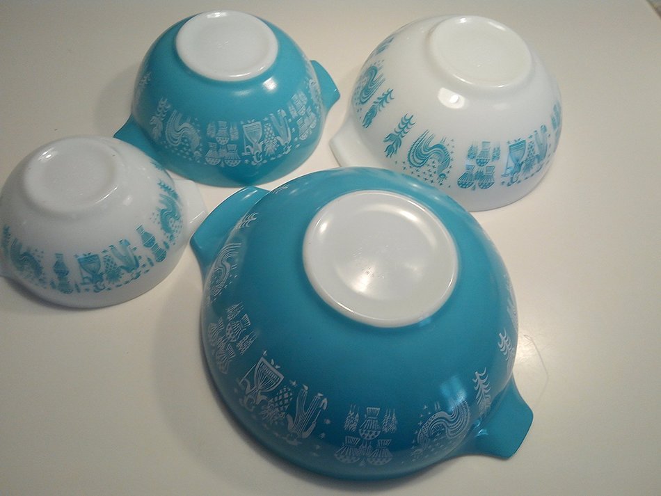 VINTAGE PYREX "AMISH BUTTERPRINT" BOWLS