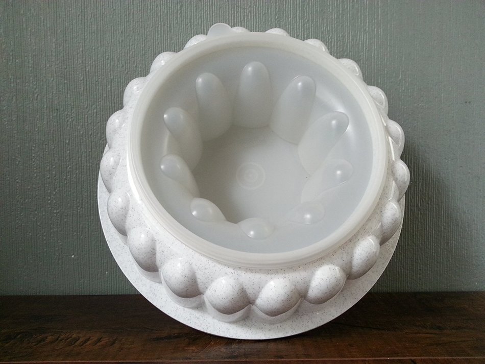 VINTAGE Tupperware Green Jello Mold with Lid -- as shown N5
