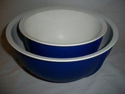 2 Tupperware Remarkabowl Lacquer Blue Non Skid Mixing Bowls (1.5 Qt and 3 Qt)