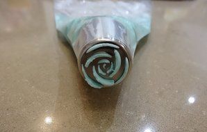 Russian Piping Tips 25 Piece Set Stainless Steel Professional Quality - 15 Nozzles + 10 Disposable Piping Bags... N9