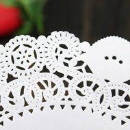 UR Bakeware 100Pcs 5.5 Inch Round Lace Paper Cake Dessert Doilies Placemat N2