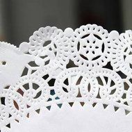 UR Bakeware 100Pcs 5.5 Inch Round Lace Paper Cake Dessert Doilies Placemat N3