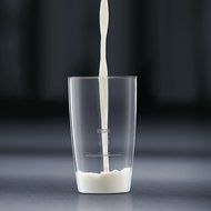 Bodum 10864-01G Latte Milk Frother Battery Operated Glass, 6 oz, Black N4