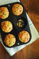 Lodge L5P3 Cast Iron Cookware Muffin/Cornbread Pan, Pre-Seasoned N2