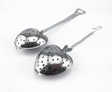 Yueton 2pcs Stainless Steel Heart Shape Tea Infuser Strainer with Chain / Spoon Handle