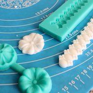 Seven Silicone Icing Mould Flower Trim Bugs Decorative Sugarpaste Cupcake Toppers by Kurtzy TM N6