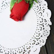 UR Bakeware 100Pcs 5.5 Inch Round Lace Paper Cake Dessert Doilies Placemat N6