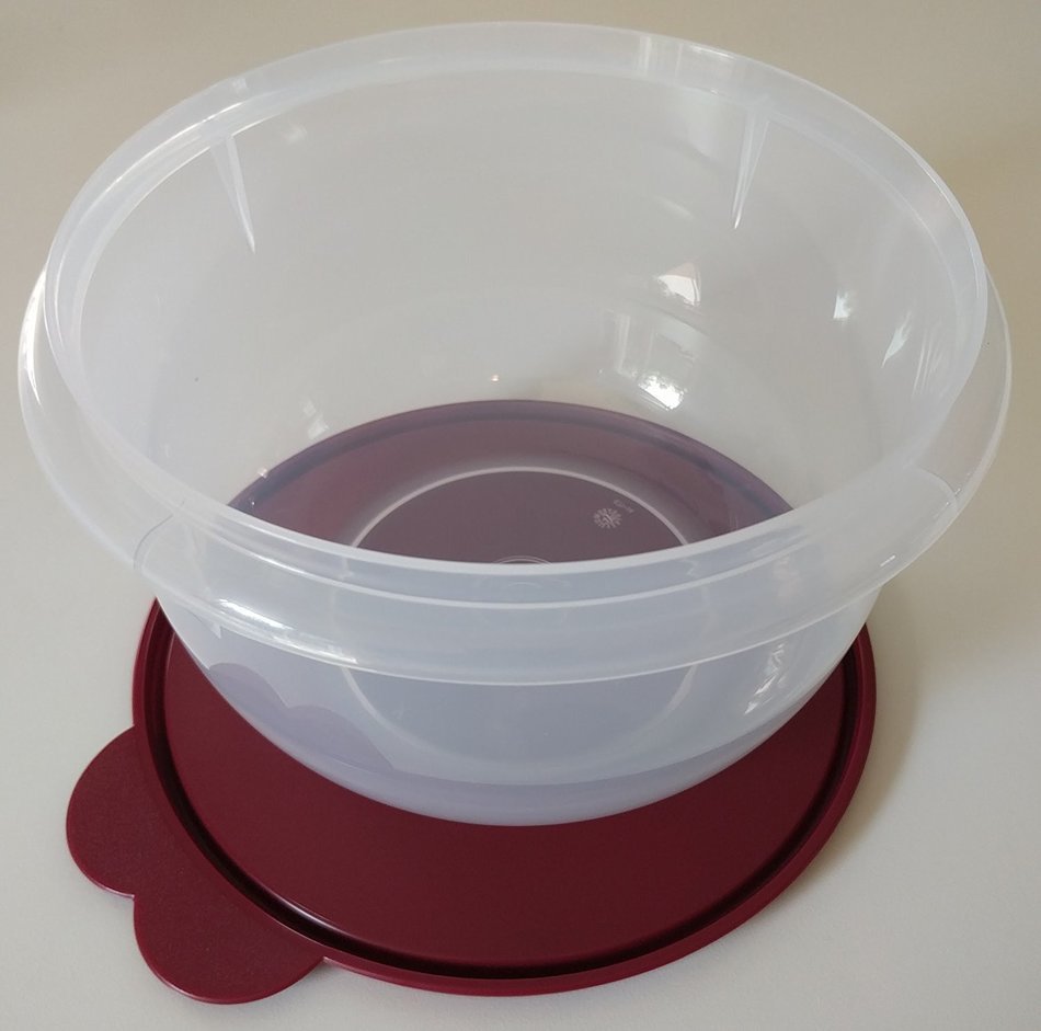 Tupperware Medium Mixing Bowl in Bordeaux N2