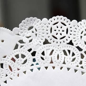 UR Bakeware 100Pcs 5.5 Inch Round Lace Paper Cake Dessert Doilies Placemat N3