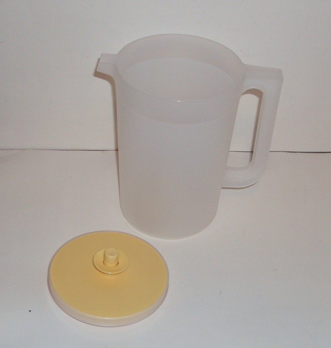 Tupperware Classic Sheer Push Button 2 Quart Pitcher Yellow Seal N2
