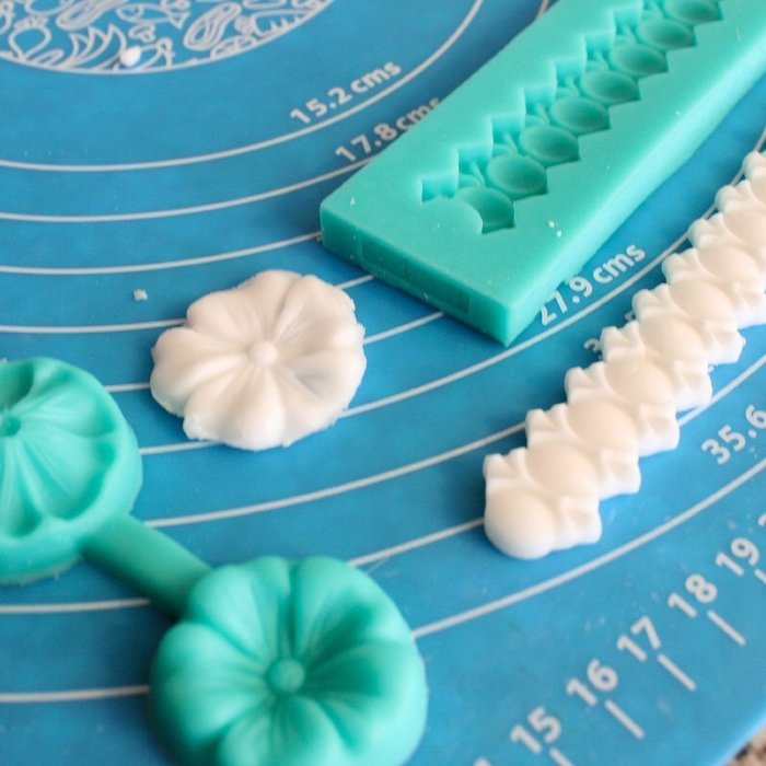 Seven Silicone Icing Mould Flower Trim Bugs Decorative Sugarpaste Cupcake Toppers by Kurtzy TM N6