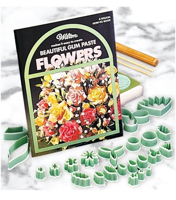 Wilton 1907-117 Floral Collection 32-Piece Gum Paste Flower-Making Set