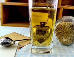 Yueton 2pcs Stainless Steel Heart Shape Tea Infuser Strainer with Chain / Spoon Handle N7