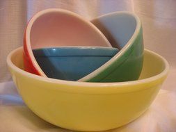 VINTAGE 1940'S PYREX PRIMARY COLORS MIXING BOWL SET - Blue 1 1/2 Pint, Red 1 1/2 Quart, Green 2 1/2 Quart &amp; Yellow... N3
