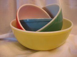 VINTAGE 1940'S PYREX PRIMARY COLORS MIXING BOWL SET - Blue 1 1/2 Pint, Red 1 1/2 Quart, Green 2 1/2 Quart &amp; Yellow... N4