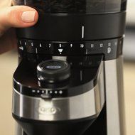 OXO On Conical Burr Coffee Grinder with Intelligent Dosing Scale N9