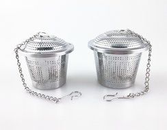 yueton 2pcs Stainless Steel Loose Leaf Tea Fine Mesh Infuser Strainer with Extended Chain N5
