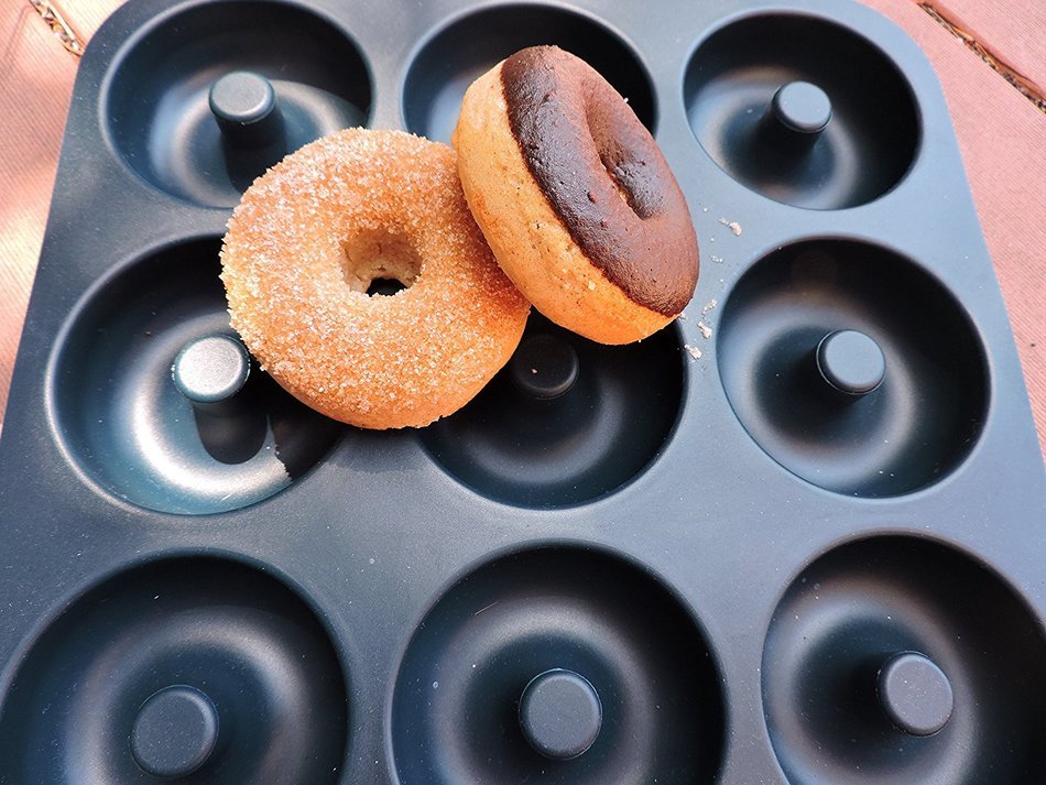 Large Professional Grade Non-Stick Silicone Donut Pan, Makes 9 Full Size Donuts, BPA Free, Oven, Dishwasher and... N3