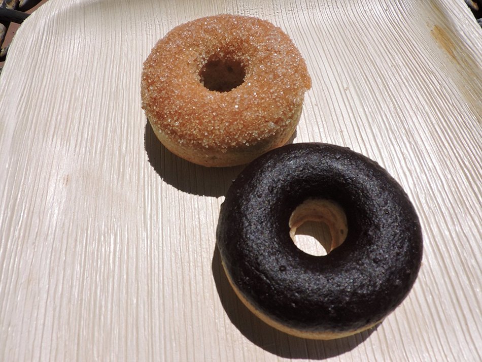 Large Professional Grade Non-Stick Silicone Donut Pan, Makes 9 Full Size Donuts, BPA Free, Oven, Dishwasher and... N5