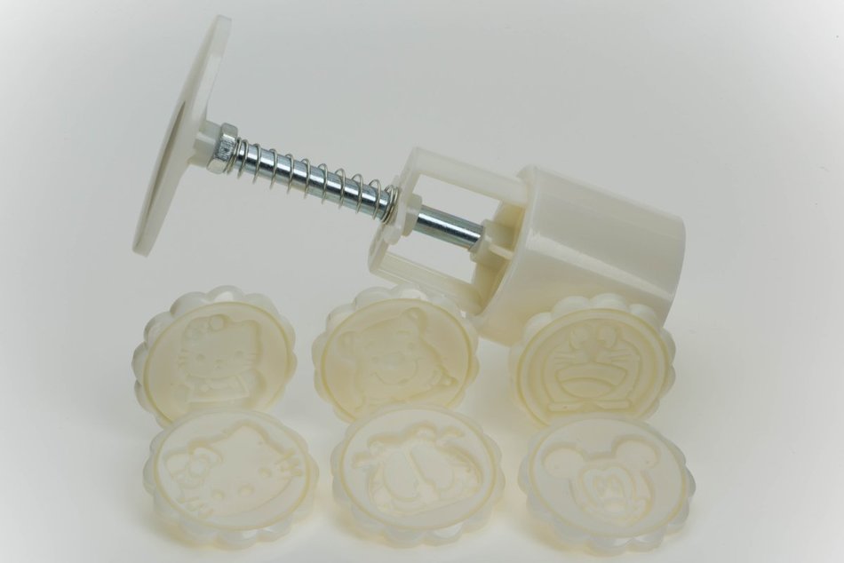 Mooncake Mold Set with 6 Disc Cartoon Pattern