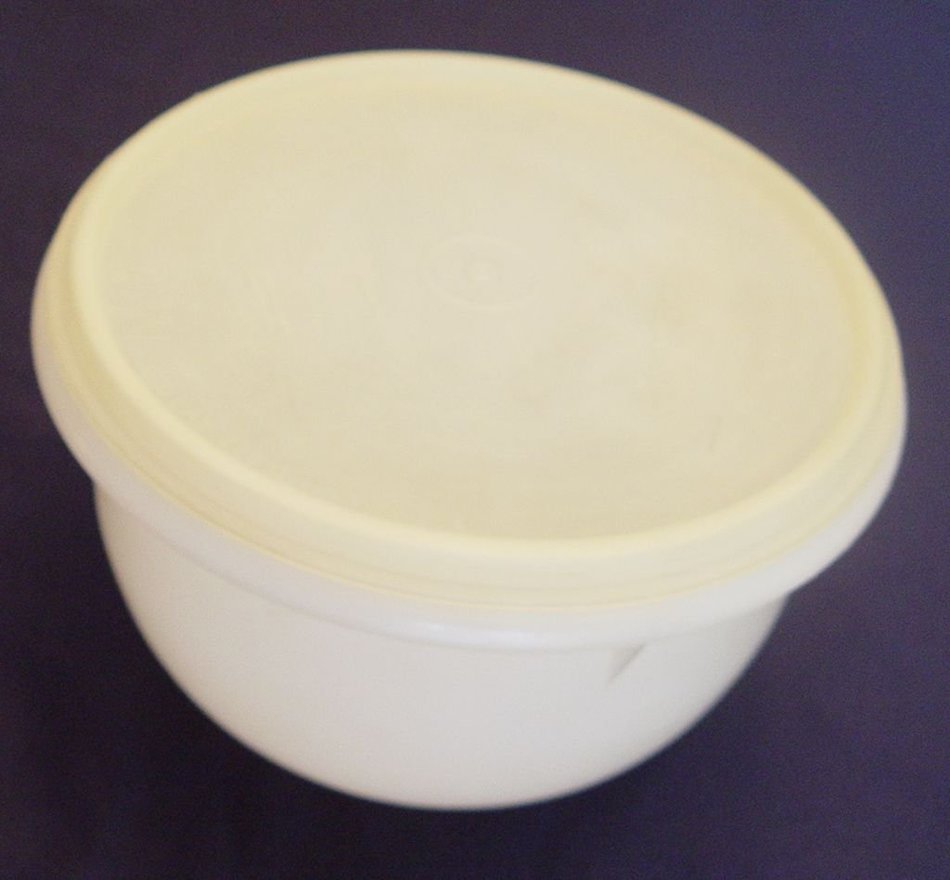Vintage Tupperware Medium Mixing Bowl #271 N2