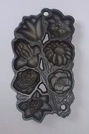 John Wright cast iron baking pan with 7 Flowers