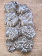 John Wright cast iron baking pan with 7 Flowers N2