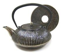 Silver Metal Cast Iron Teapot with Trivet, 20 Oz Capacity
