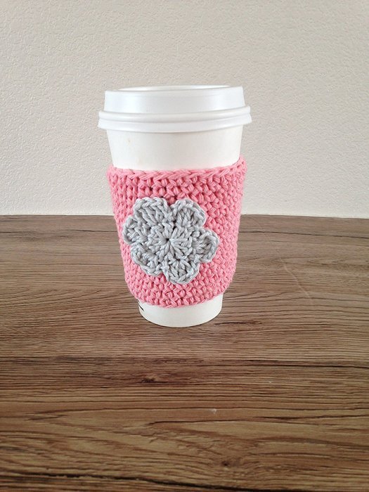 Crochet cup cozy, coffee cup sleeve, reusable coffee sleeve, coffee cup cozy in pink with a light grey flower