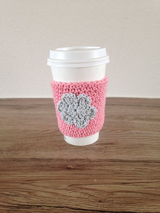 Crochet cup cozy, coffee cup sleeve, reusable coffee sleeve, coffee cup cozy in pink with a light grey flower N2