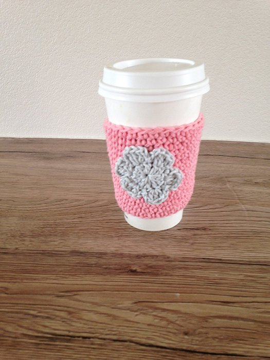 Crochet cup cozy, coffee cup sleeve, reusable coffee sleeve, coffee cup cozy in pink with a light grey flower N3