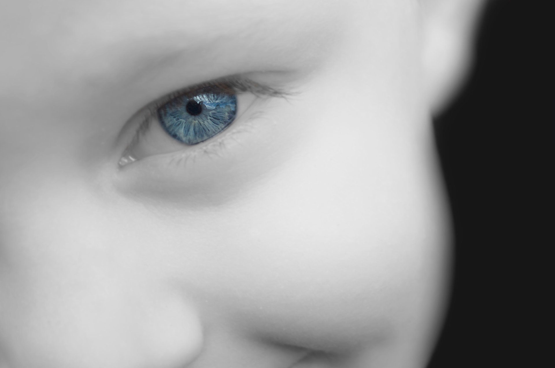Серо голубые глаза у ребенка