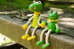 wooden couple of frogs