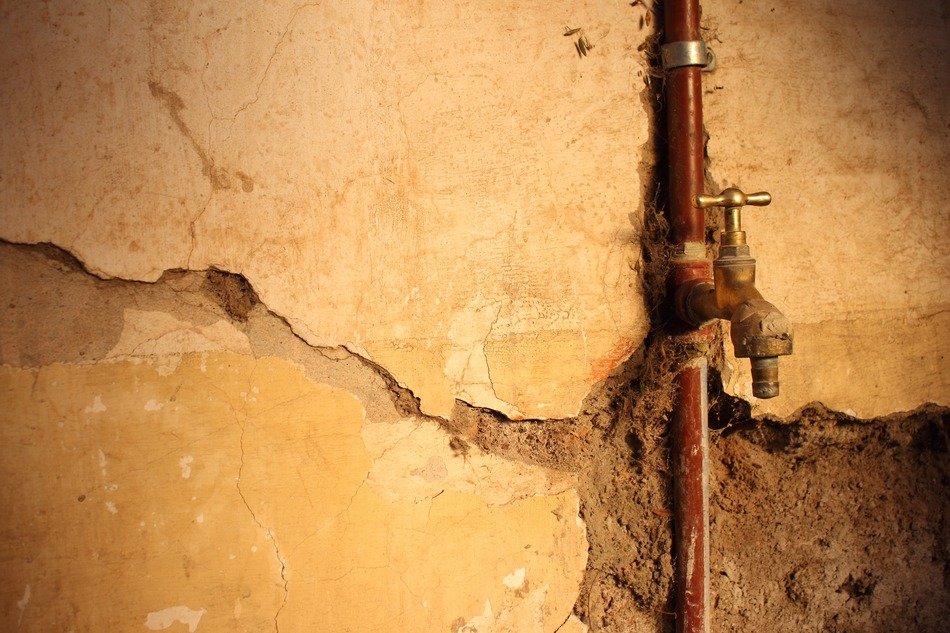 bobbin tap crack broken old wall