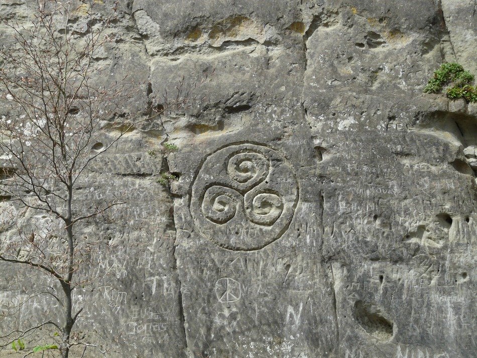 stone rock steinzeichnung relief